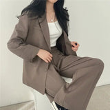 Elegant Tailored Blazer and Trouser Set with Modern Relaxed Fit
