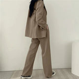Elegant Tailored Blazer and Trouser Set with Modern Relaxed Fit